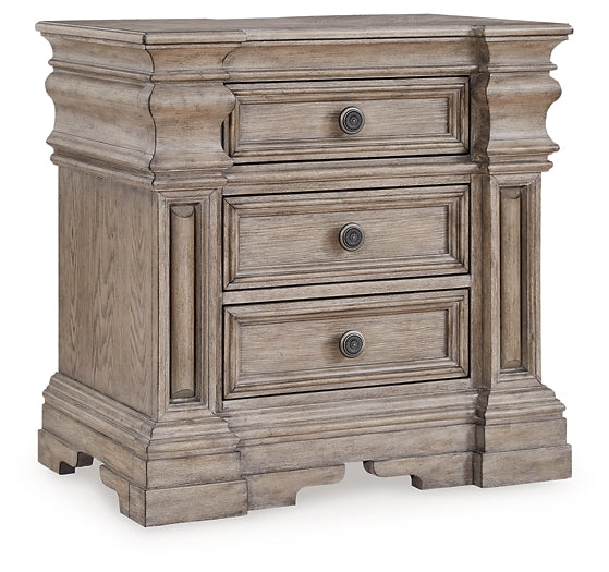 Blairhurst California King Panel Bed with Mirrored Dresser, Chest and Nightstand