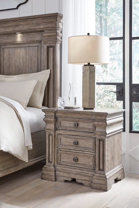 Blairhurst California King Panel Bed with Mirrored Dresser, Chest and Nightstand